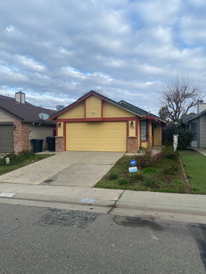 Roseville House: 1330 Puebla Way
