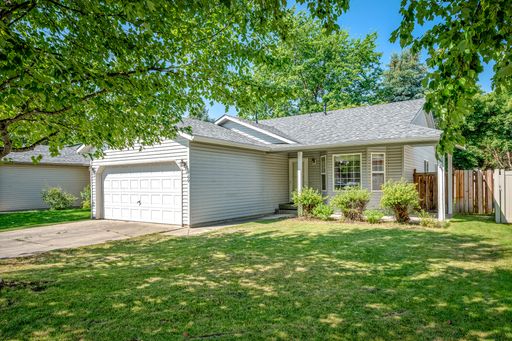 3 bed 2 bath Rancher with fenced yard: CDA Place Neighborhood – photo 1