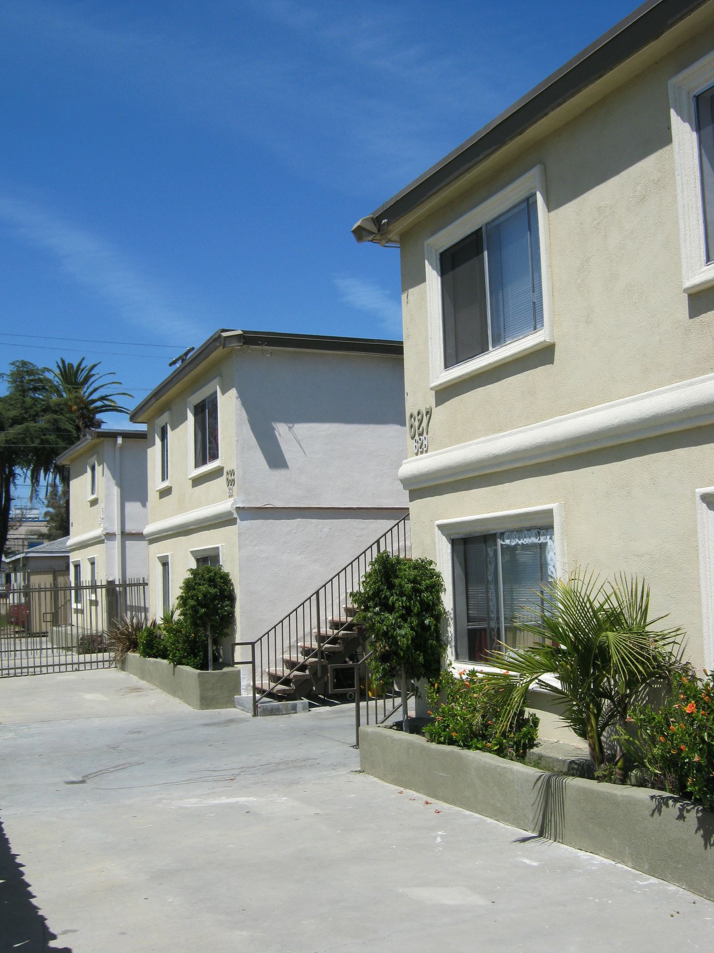 Los Angeles Apartment: 627 W 94th Street