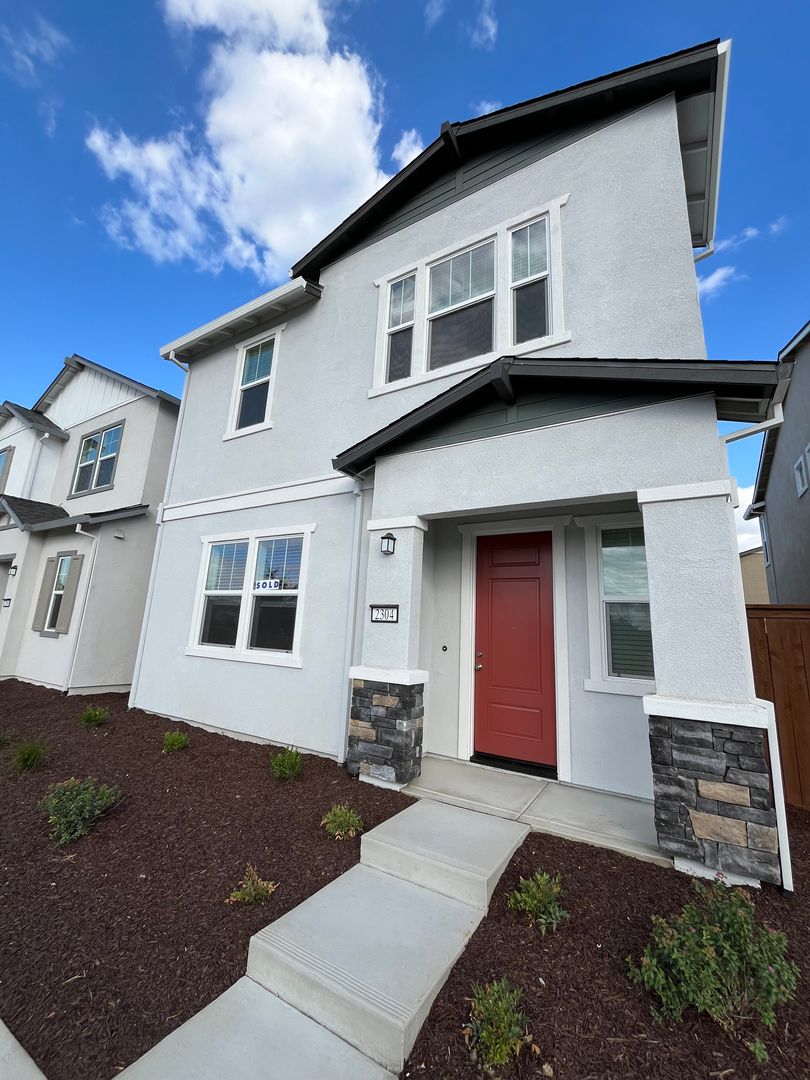 Woodland House: 2300 Holcolm Place