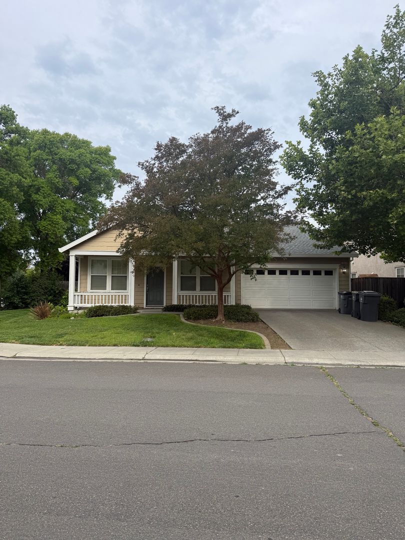 Davis House: 3064 Audubon Circle