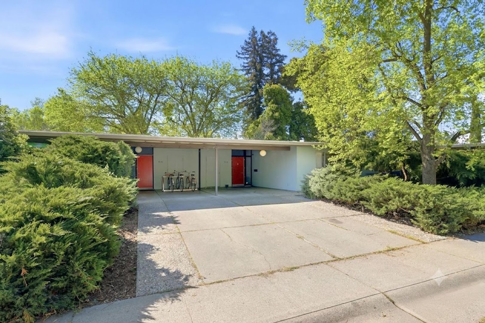 Davis Apartment: 916-918 Drake Drive