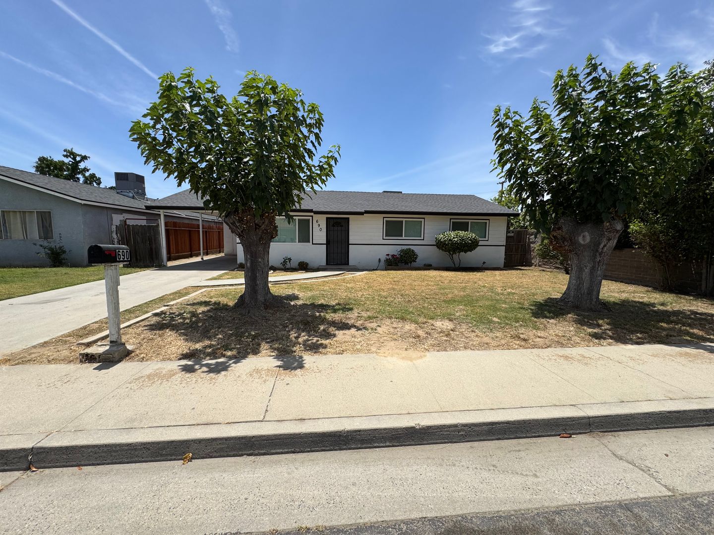 Kingsburg House: 690 Quincy St.