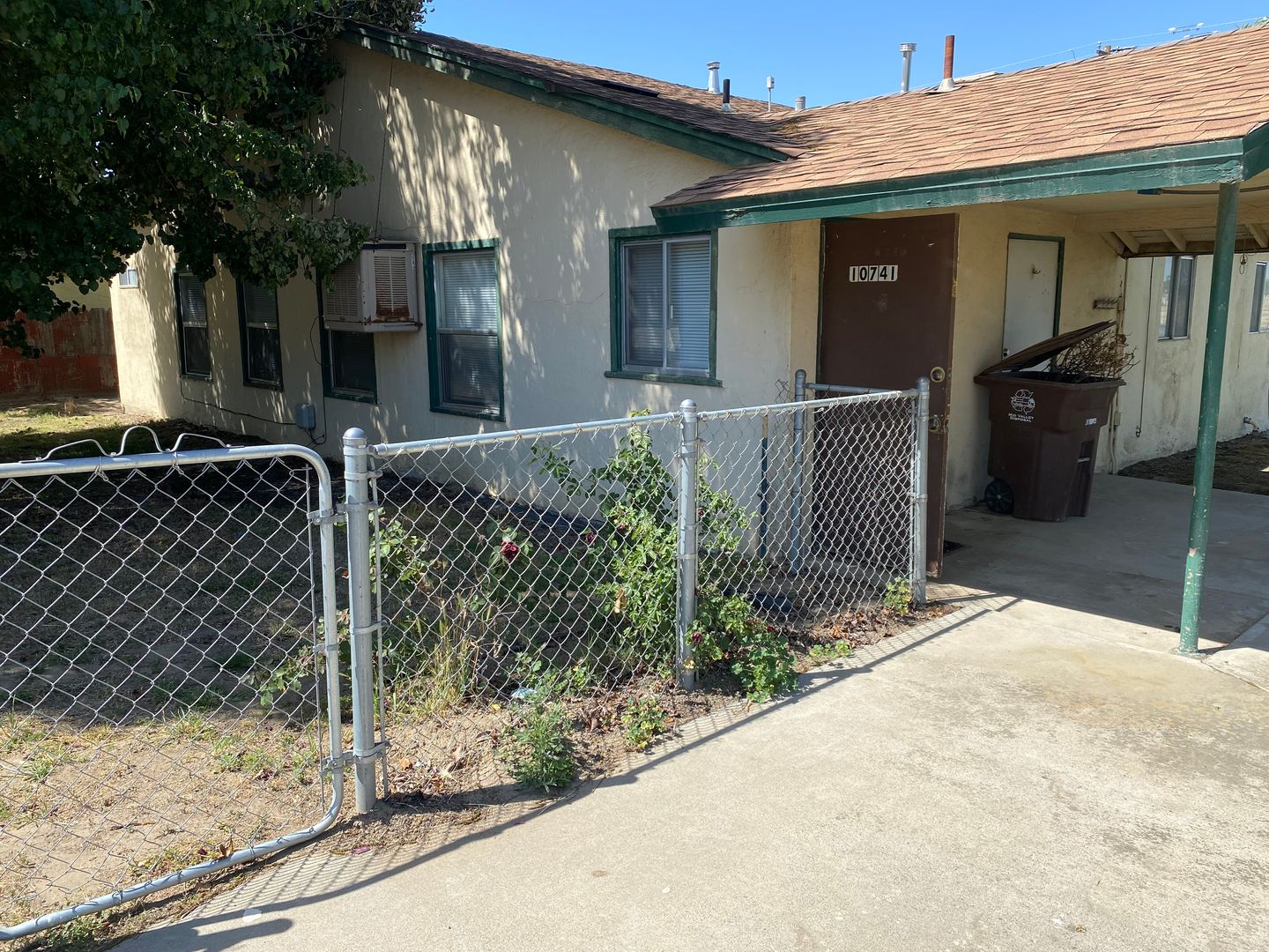 Armona Apartment: 10741 14 1/2 Avenue
