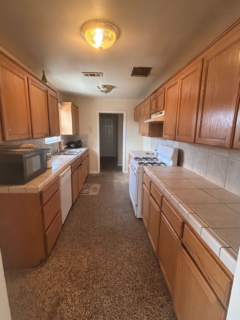 Hanford House: 1920 N 11th Ave