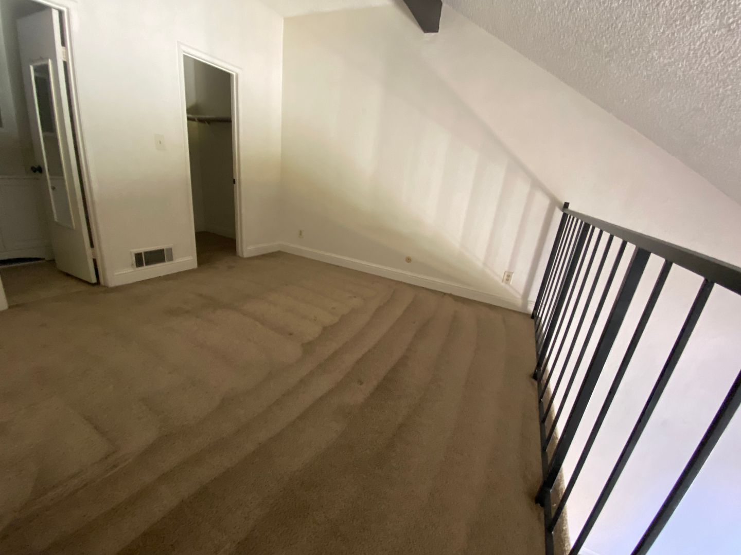 Hanford House: 910 W Cameron St