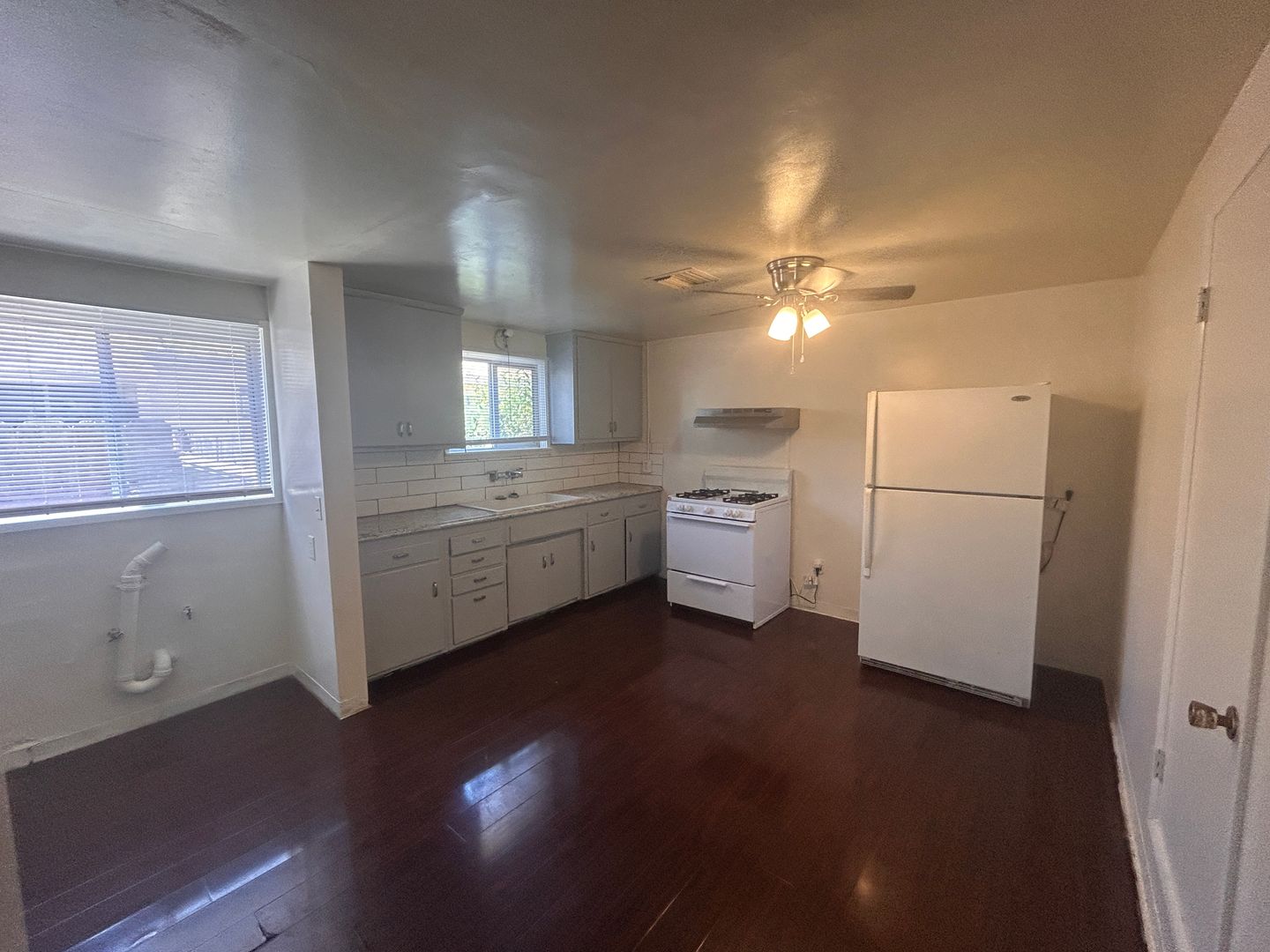 Armona Apartment: 10741 14 1/2 Avenue