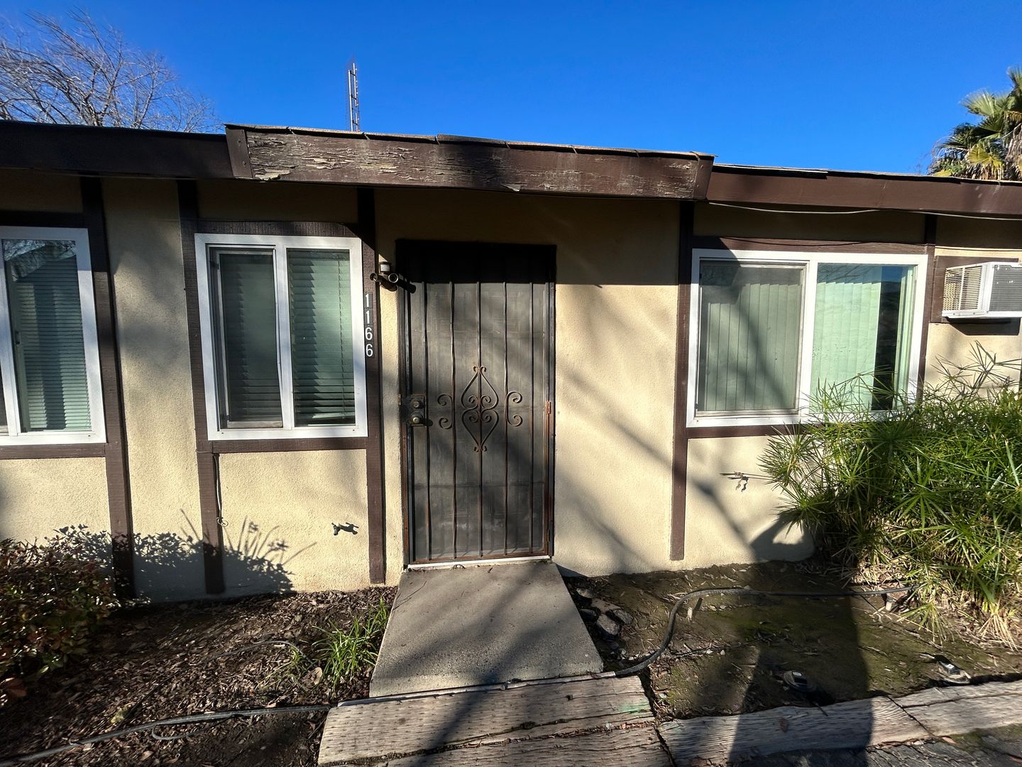 Hanford Apartment: 1148 W. Seventh Street