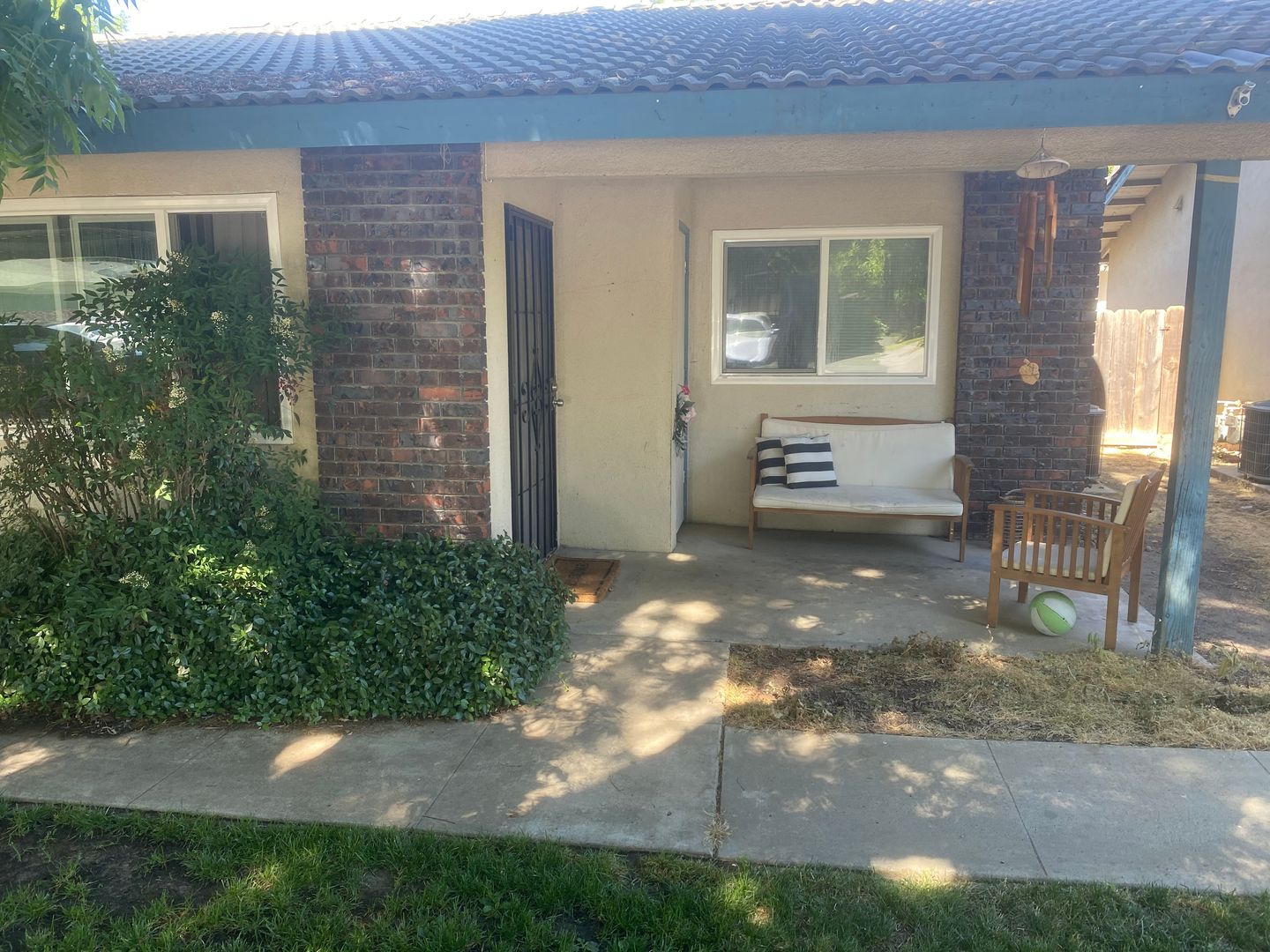 Hanford Apartment: 960 Conquistador St