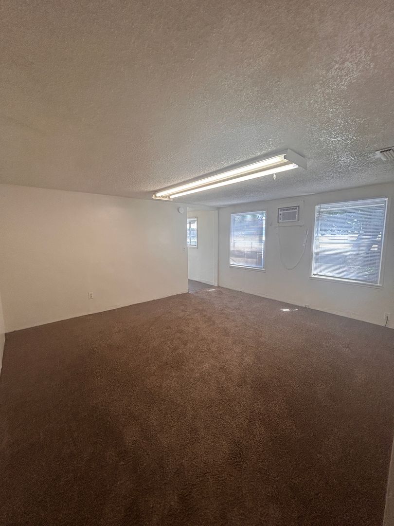 Armona Apartment: 10741 14 1/2 Avenue