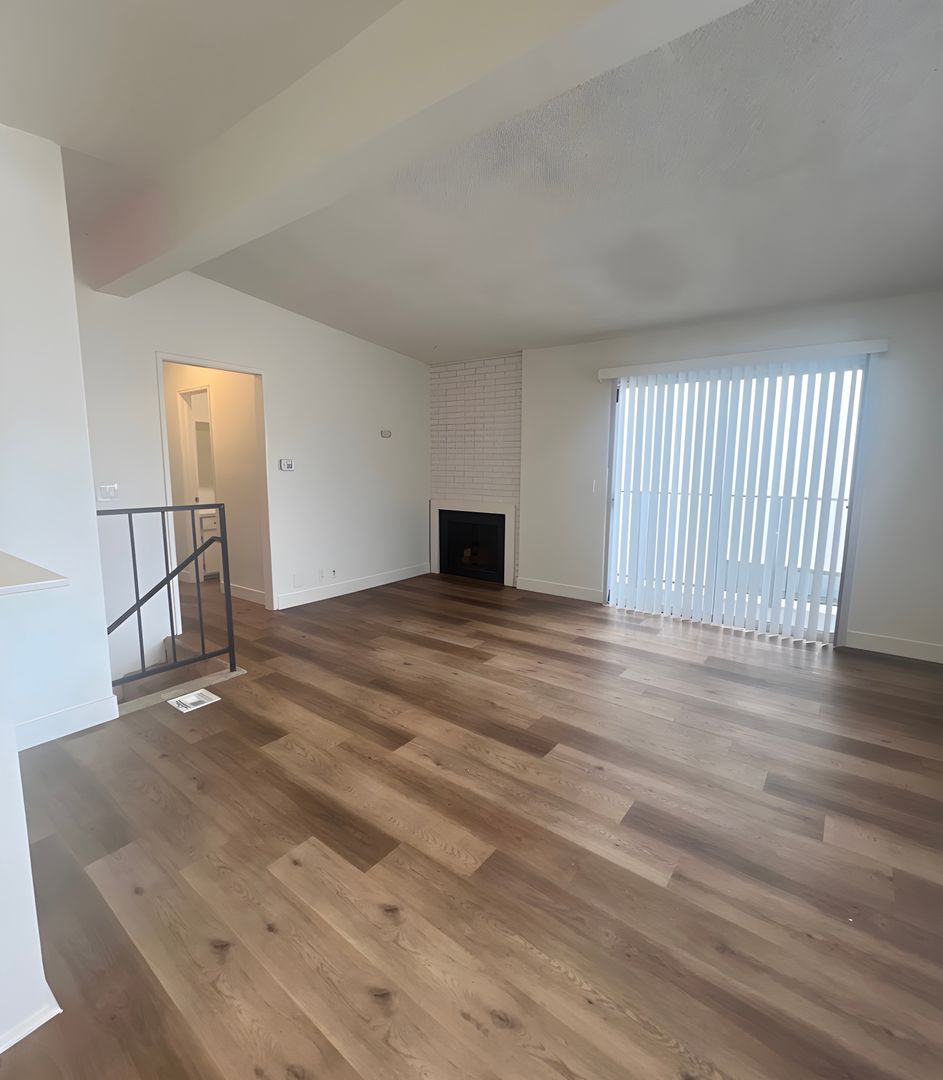 Manhattan Beach Apartment: 128 39th St.