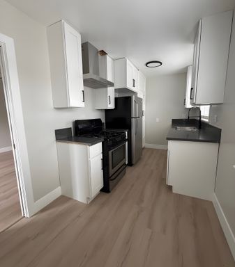 Gorgeous 1 bed/1 bath ~ Comes with Parking, Appliances, Water Included, No app fee, & LA City Section 8 Vouchers Accepted! – photo 1
