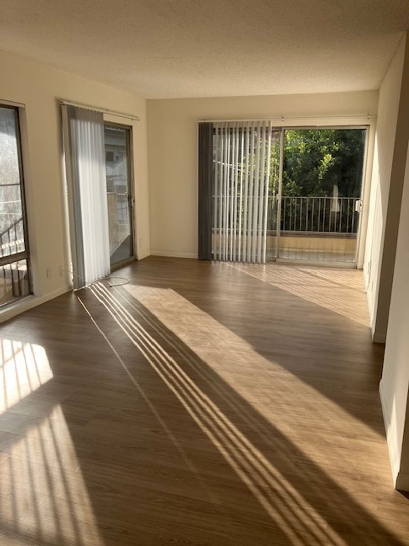 West Hollywood Apartment: 1134-40 N. Clark St