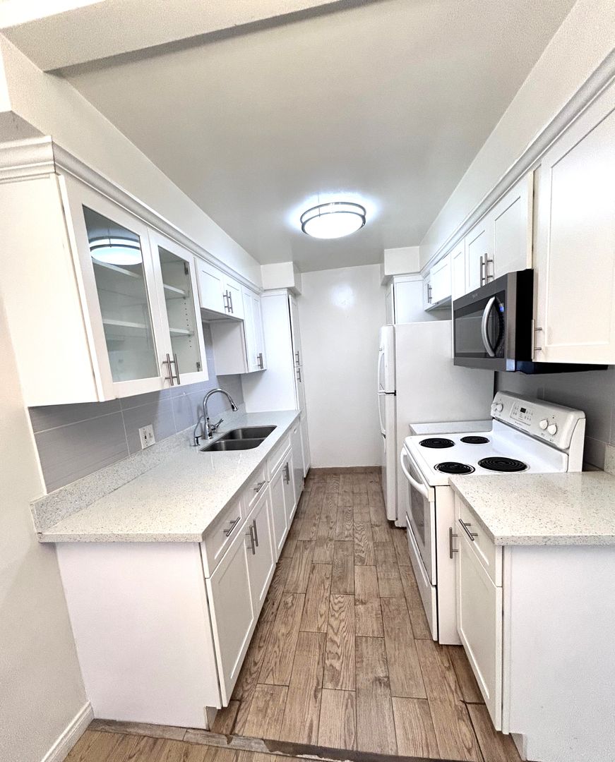 Los Angeles Apartment: 12029 Goshen Ave.