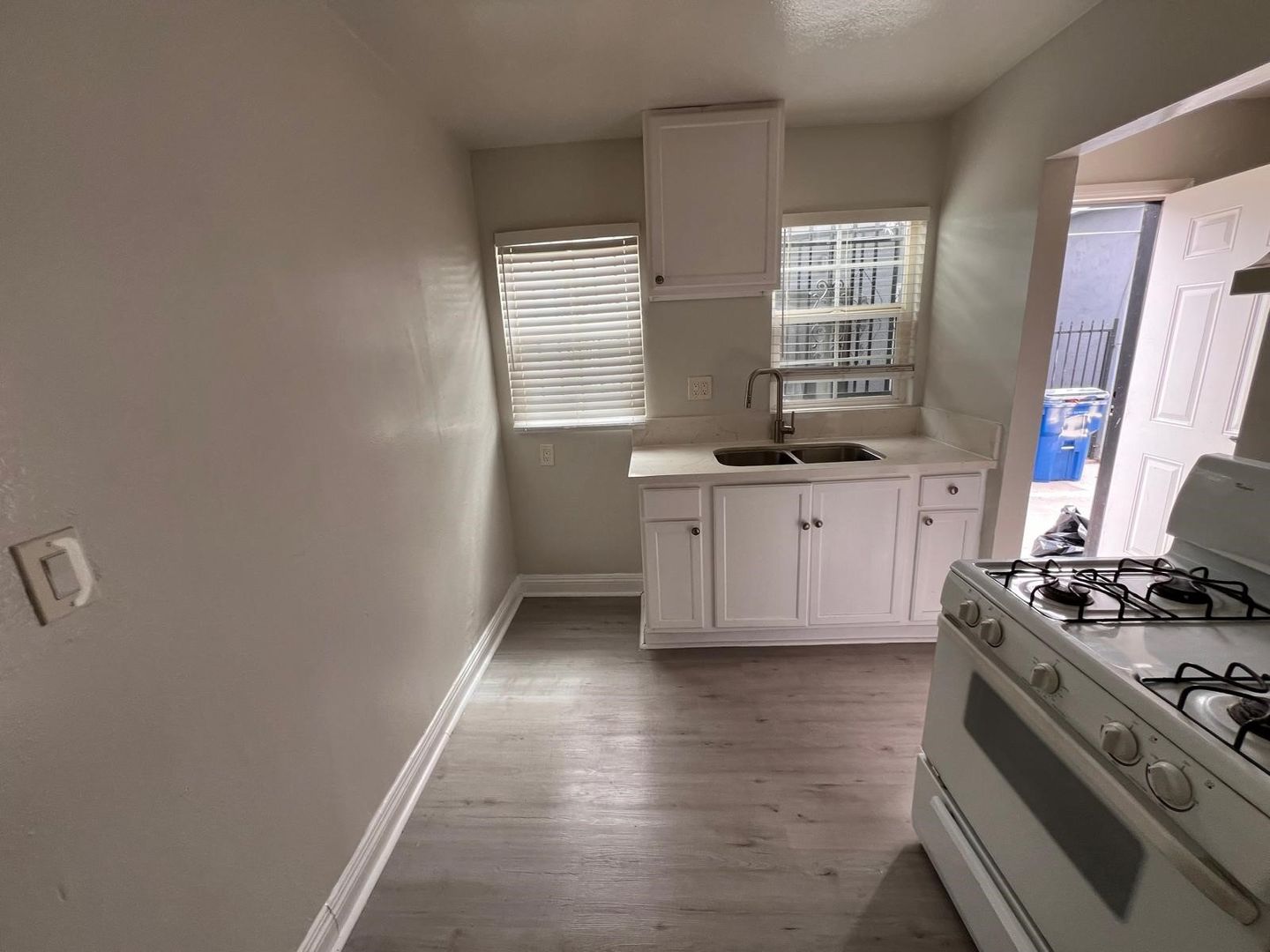 849 1/2 W. 84th Street , Los Angeles, CA 90044