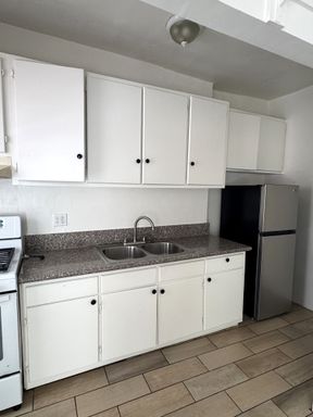 Charming Studio Apartment- Comes with Appliances, No app fee, and NO SECURITY DEPOSIT! – photo 1