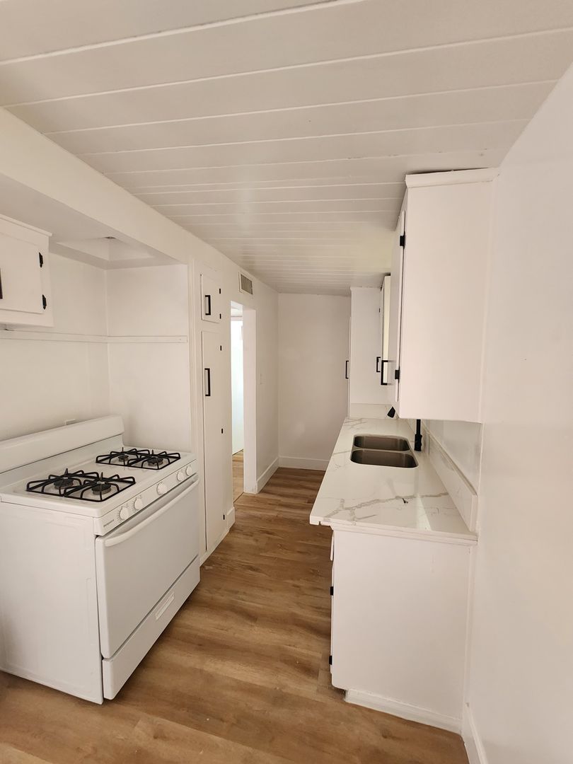 Inglewood Apartment: 10506-16 S. Inglewood Ave.