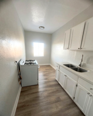 Beautifully Comfort Living 1 Bed / 1 Bath Apartment - Comes with Appliances, Parking, Water/Trash Included, No app fee & LA City Section 8 Accepted! – photo 1