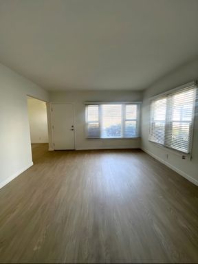 Beautiful 1 Bed & 1 Bath Apartment - Comes with Appliances, No app fee and Accepting LA City Section 8 Vouchers! $500 SECURITY DEPOSIT! – photo 1