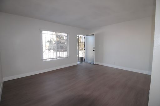 Beautiful Remodeled 2-Bed/1-Bath Apartment - Comes with Parking, Water/Trash Included, No Application Fee! – photo 1