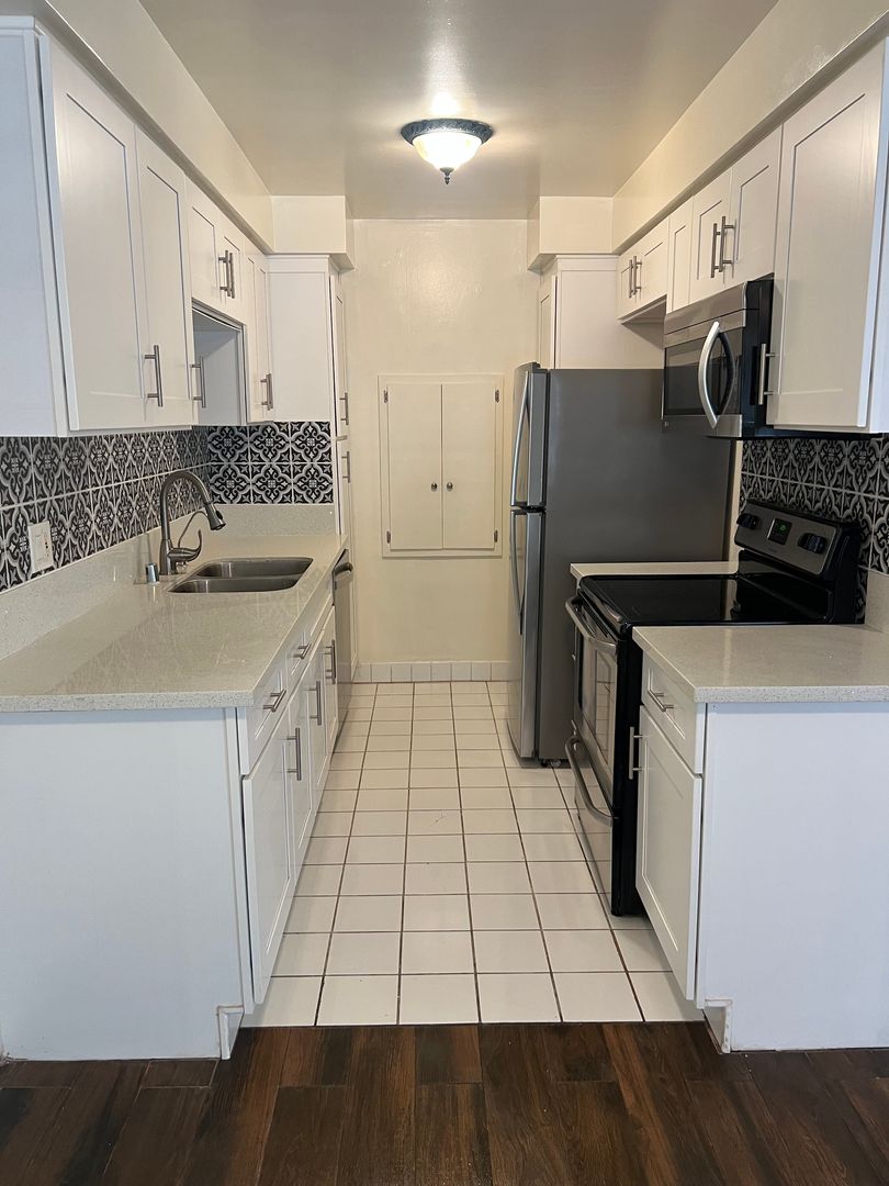 Los Angeles Apartment: 12029 Goshen Ave.