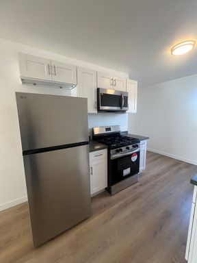 Luxuriously 2 Bed / 1 Bath Apartment ~ Comes with Parking, Appliances, Water/Trash Included, No app fee & 1 MONTH RENT CREDIT! $500 SECURITY DEPOSIT! – photo 1