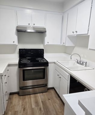 Gorgeous 1 Bedroom 1 Bathroom ~ Comes with Parking, Appliances, Water and Trash Included, No App Fee! – photo 1