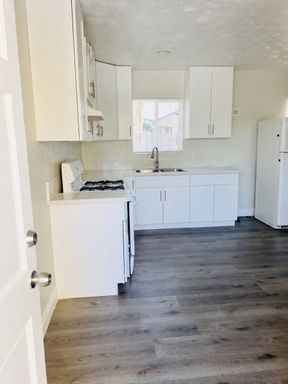 Bright & Beautiful 2 Bedroom 1 Bathroom ~ Comes with Appliances, Water is Included, No App Fee! LA City Section 8 Vouchers Accepted! 5 MONTHS RENT FREE ON THE TENANT'S PORTION, CAPPED AT $3,500! – photo 1
