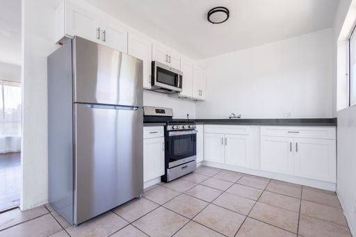 Luxuriously Renovated 1 Bed & 1 Bath Apartment ~ Comes with Parking, Appliances, Water/Trash Included, No app fee & 1 MONTH RENT CREDIT! $500 SECURITY DEPOSIT! – photo 1