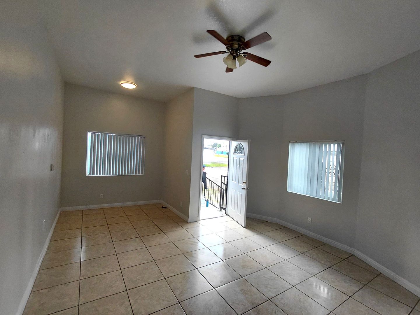 Los Angeles Apartment: 851 W 93rd St