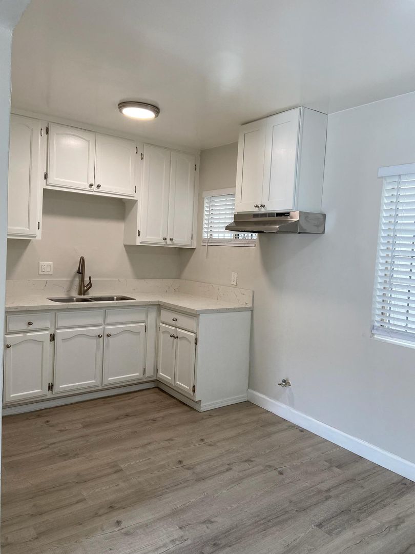 Los Angeles Apartment: 850 W. 95th St.