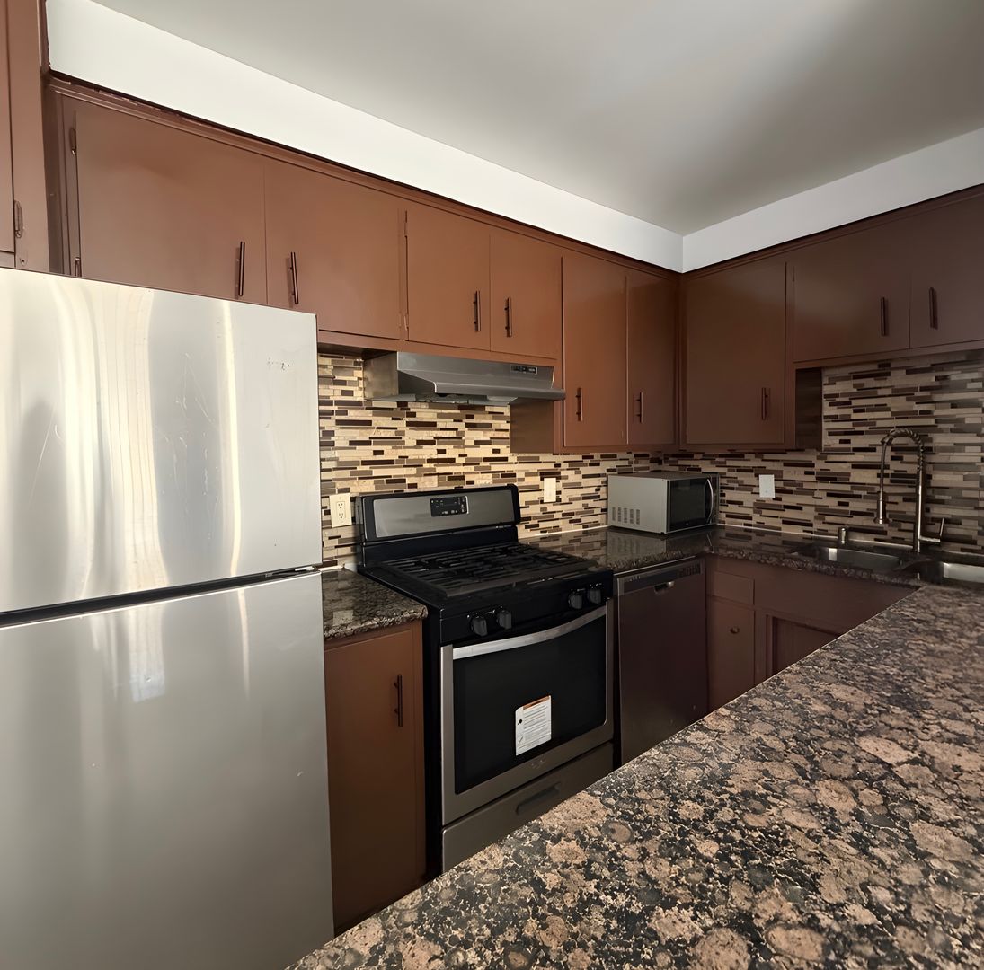 Los Angeles Apartment: 1718 W. 80th St