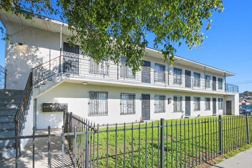 Gorgeous 1 bed/1 bath ~ Comes with Parking, Appliances, Water/Trash/Gas Included, No application fee & 5 MONTHS RENT FREE ON THE TENNAT'S PORTION, CAPPED AT $3,500! – photo 1