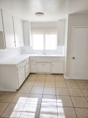 Charming 2 Bedroom 1 Bathroom ~ Comes with Parking, Appliances, Water and Trash Included, No App Fee!! 1 Bed Voucher Accepted!! LA City Section 8 Vouchers Accepted! – photo 1