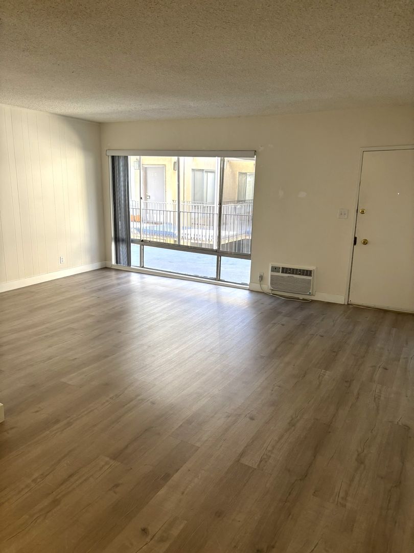 West Hollywood Apartment: 1134-40 N. Clark St