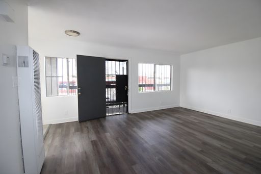 Charming 3 Bed/2 Bath Apartment - Comes Appliances, Parking, Water/Trash Included, No Application Fee, 1 MONTH FREE RENT ON TENANT PORTION, CAPPED AT $1,500.00 - WILL ACCEPT 2 BEDROOM LA CITY SECTION 8 VOUCHERS! – photo 1