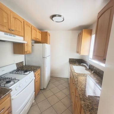 Gorgeous 1 Bed /1 Bath in West Hollywood ~ Comes with Appliances, Parking, Water/Trash Included, and No app fee! – photo 1
