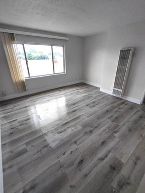 Modern & Spacious 2 Bed / 1 Bath Apartment - Comes with Appliances, Parking, Water Included, No app fee & LA City Section 8 Accepted! – photo 1