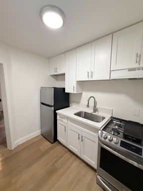 Beautiful Studio Apartment ~ Comes with Appliances, Water/Gas/Trash Included, No application fee, and LA City Section 8 Voucher Accepted - LA CITY VOUCHER ACCEPTED! MOVE-IN SPECIAL: 1 MONTH RENT FREE, $500 SECURITY DEPOSIT & $250 AMAZON GIFT CARD! – photo 1