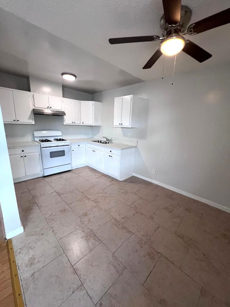 Los Angeles Apartment: 6811 10th Ave.