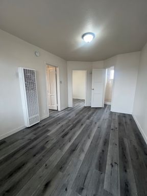 Gorgeous 1 Bed/1 Bath ~ Comes with Appliances, Water/Trash Included, Accepting Section 8 Vouchers, No app fee! 500 SECURITY DEPOSIT! SIGN LEASE BY 08/31/2026 & GET A FREE $250 AMAZON GIFT CARD! – photo 1