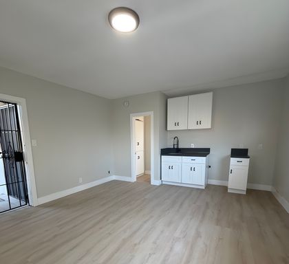 Bright Studio Apartment - Comes Appliances, Water Included, and LA City Section 8 Vouchers Accepted! No Application fee! – photo 1