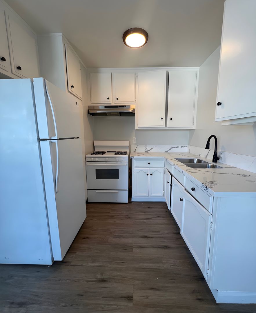 Los Angeles Apartment: 6811 10th Ave.