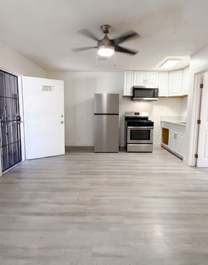Charming 1 Bedroom 1 Bathroom ~ Comes with Parking ($100/month), Appliances, Water and Trash Included, No App Fee! 2 WEEKS FREE RENT ON A 12-MONTH LEASE! – photo 1