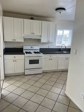 Gorgeous 2 bed/1 bath ~ Comes with Parking, Appliances, Water/Trash Included, No app fee! – photo 1