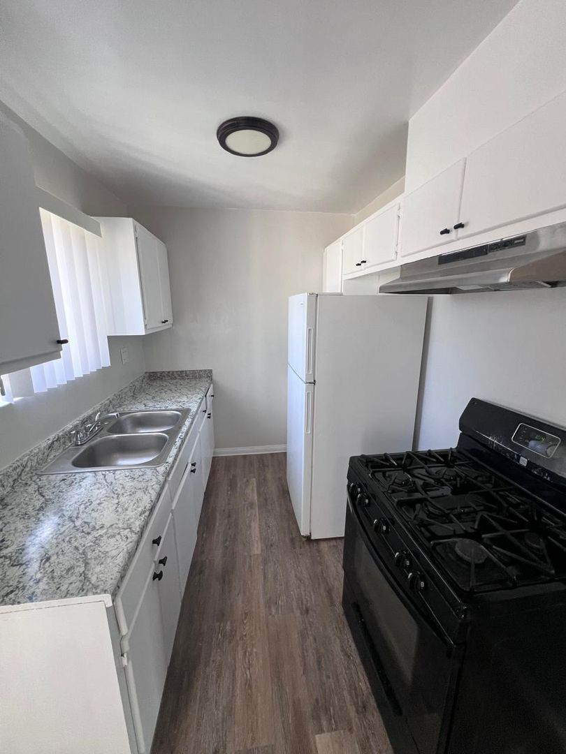 Los Angeles Apartment: 6811 10th Ave.