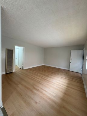 Charming & Spacious 2 Bed / 1 Bath Apartment - Comes with Appliances, Water/Trash Included, No app fee & Accepting 1-Bed Voucher! – photo 1