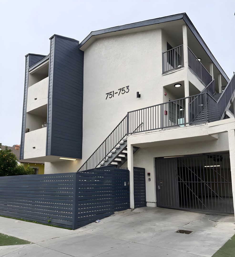 Long Beach Apartment: 751 Cerritos Ave.