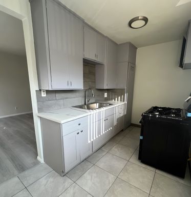 Gorgeous 1 Bed, 1 Bath ~ Comes with Stove and Refrigerator, Water/Trash Included, Parking, No Application Fee! 5 MONTH RENT FREE ON THE TENANT'S PORTION, CAPPED AT $3,500! – photo 1