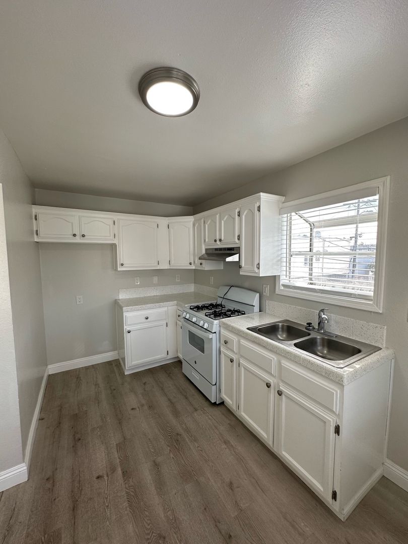Los Angeles Apartment: 714-716.5 E 81st St